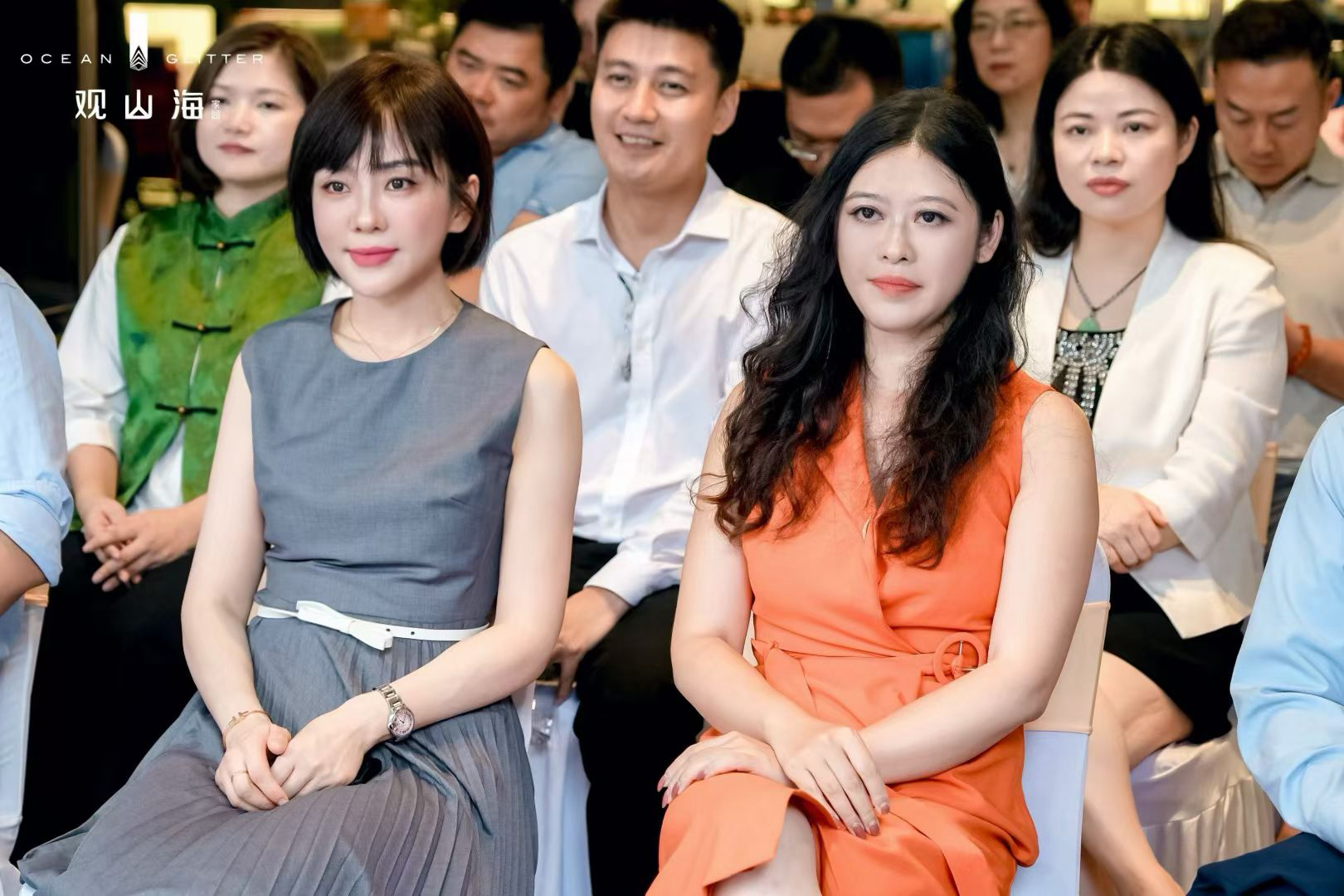 费丹丹（左）与邹小璐（右）和与会嘉宾在论坛现场