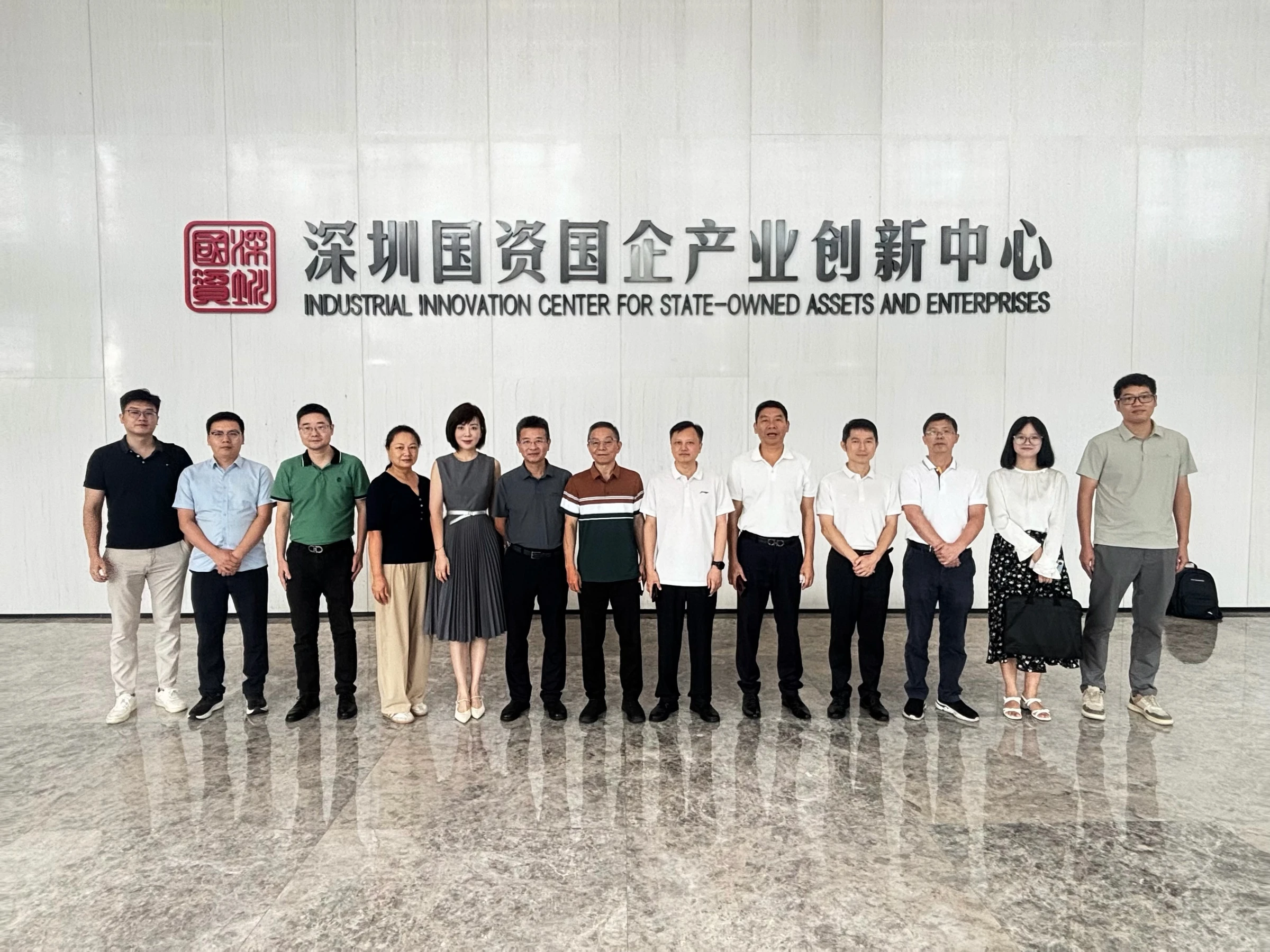 鹰潭市科创产业发展座谈会参会人员合影