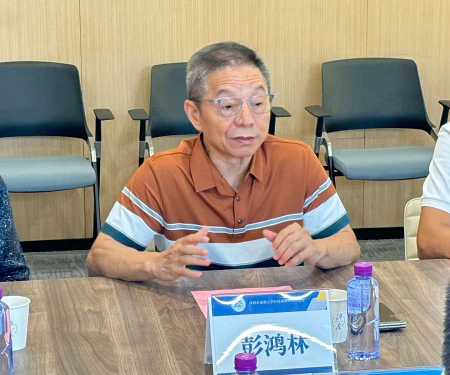 Peng Honglin speaking at the symposium