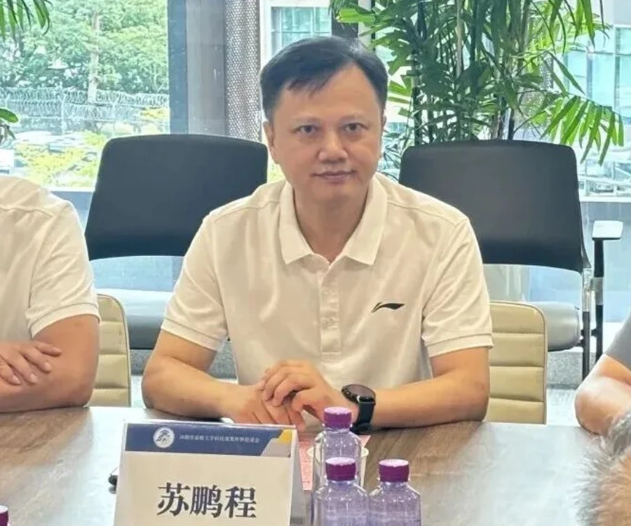 Su Pengcheng speaking at the symposium